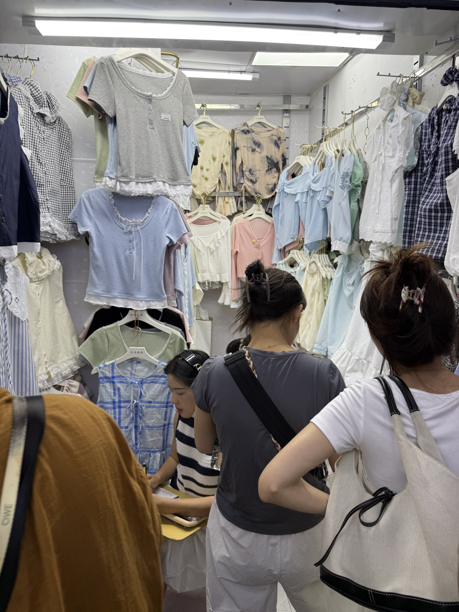 現地密着×柔軟対応で、トレンド商品を安全に